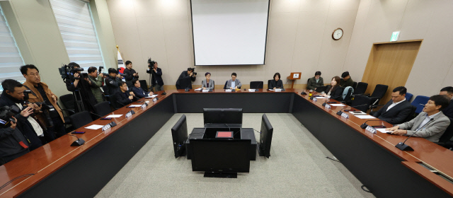 7일 오후 서울 정부서울청사 별관에서 열린 배달플랫폼-입점업체 상생협의체 제11차 회의에 참석한 이정희 위원장과 관계자들이 회의 시작을 기다리고 있다. [사진 연합뉴스]